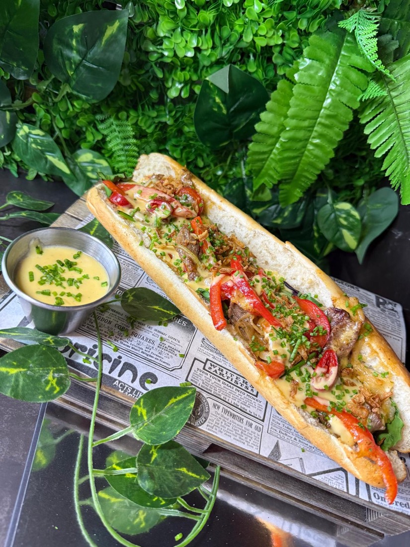 Gefülltes Baguette mit Kräutern und Dip