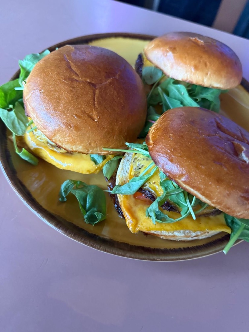 Zwei Burger mit Rucola auf einem Teller