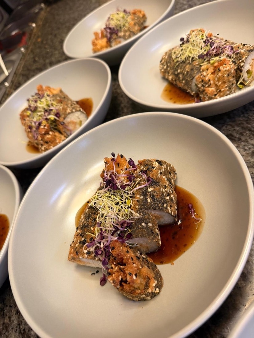 Fischfilets mit Sprossen und Sauce auf weißen Tellern