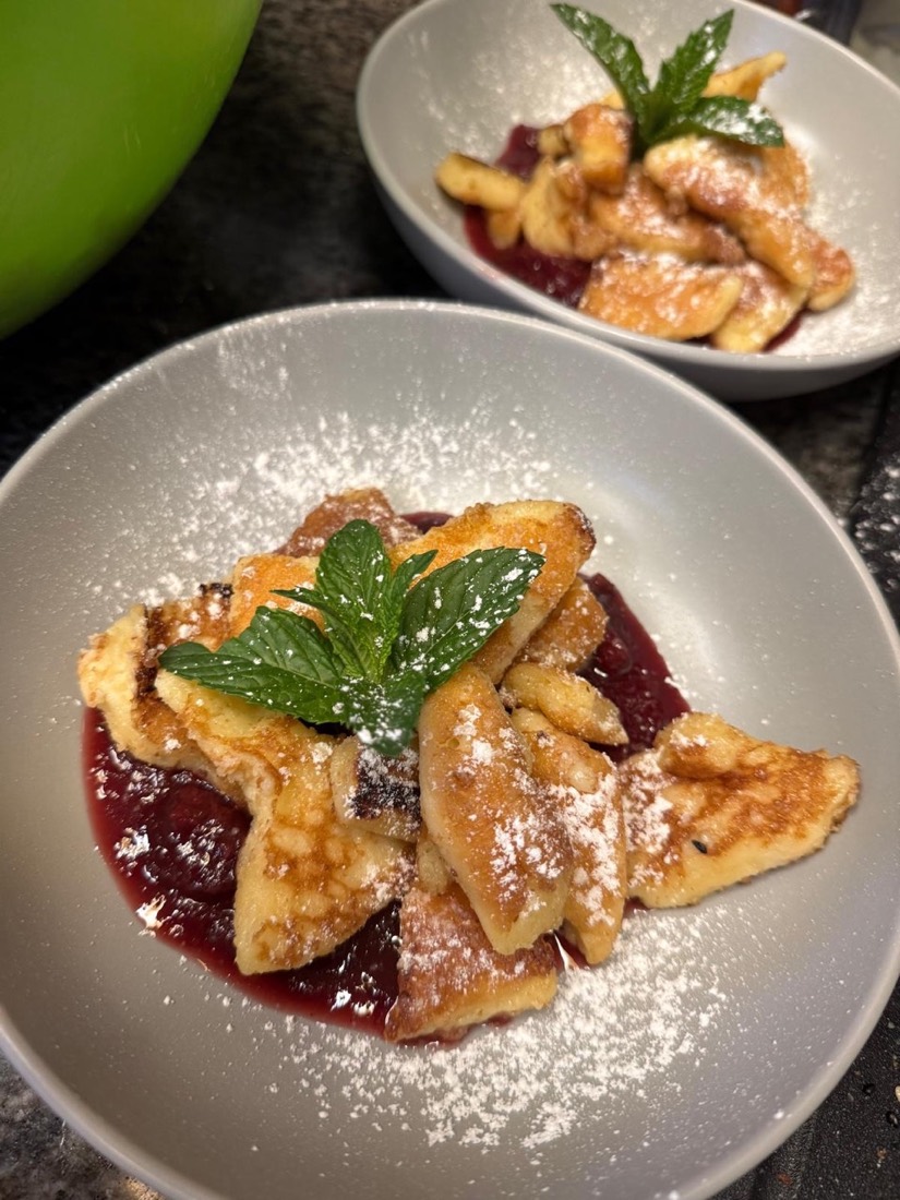 Kaiserschmarrn mit Staubzucker und Zwetschkenröster
