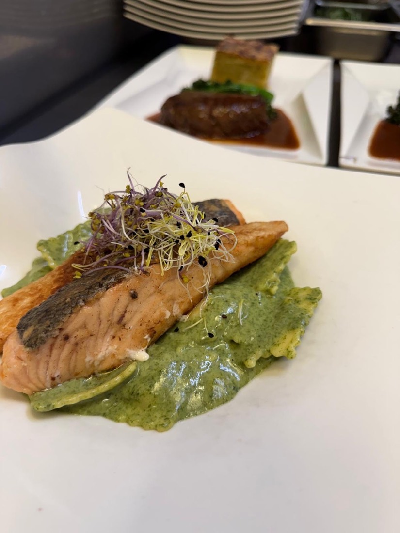 Gebratenes Lachsfilet auf Erbsenpüree mit Sprossen