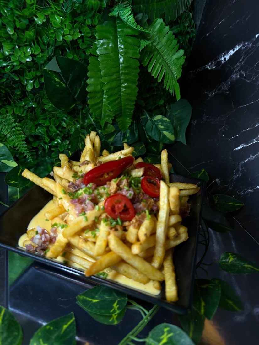 Loaded Fries mit Sauce, Speck und Chili
