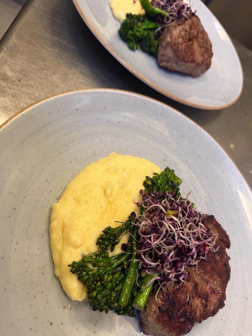 Steak mit Polenta, Brokkolini und Rotkohl-Sprossen