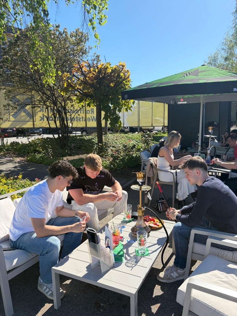 Gäste auf der sonnigen Terrasse des Spargo