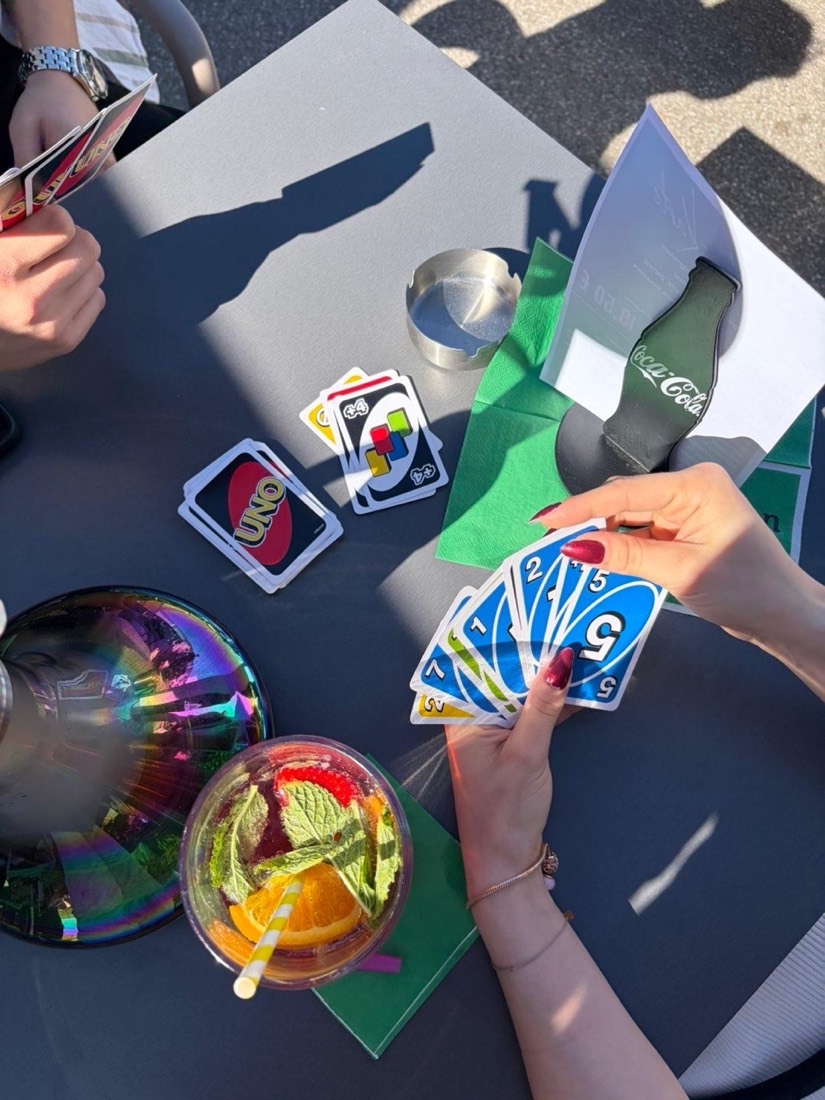 Kartenspiel und Cocktails auf der Terrasse